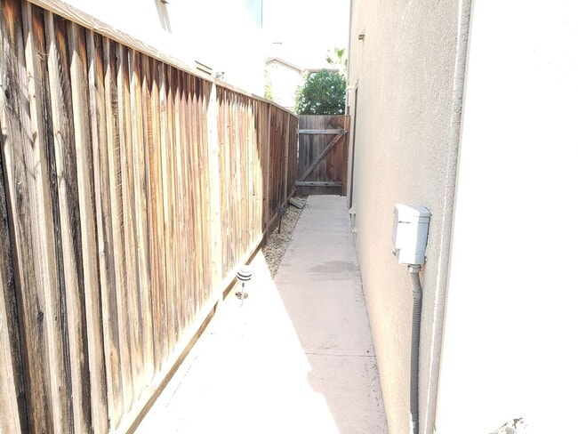 Building Photo - WillowGlen: Beautiful 3 Bedroom 3 Bathroom...