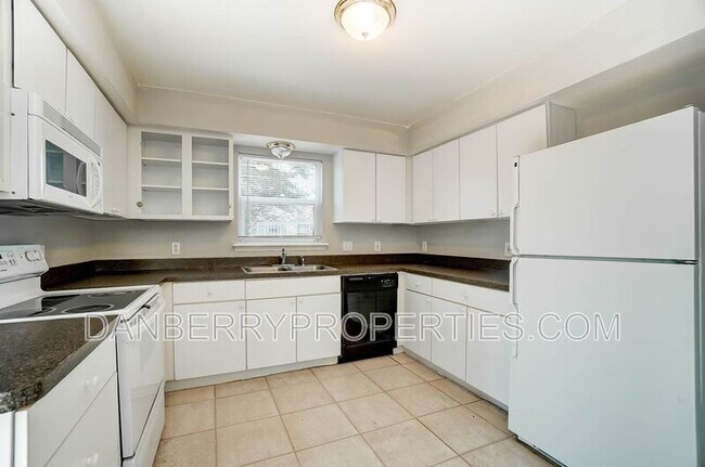 Building Photo - 3739 Willow Run Dr