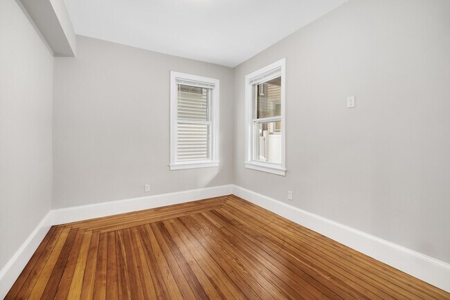 Building Photo - 921-923-923 E Broadway