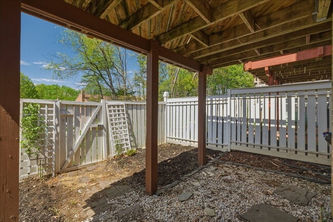 Building Photo - Updated 3BR / 2.5BA Townhome in Summit Chase – Over 1,900 Sq Ft with Deck & Fenced Patio!