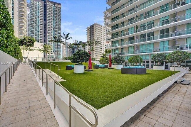 Building Photo - 1111 SW 1st Ave