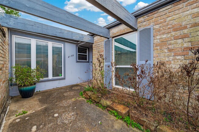 Building Photo - 2130 Round Lake Dr