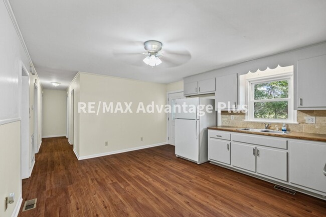 Building Photo - 3-Bedroom Home in Private Setting Minutes ...