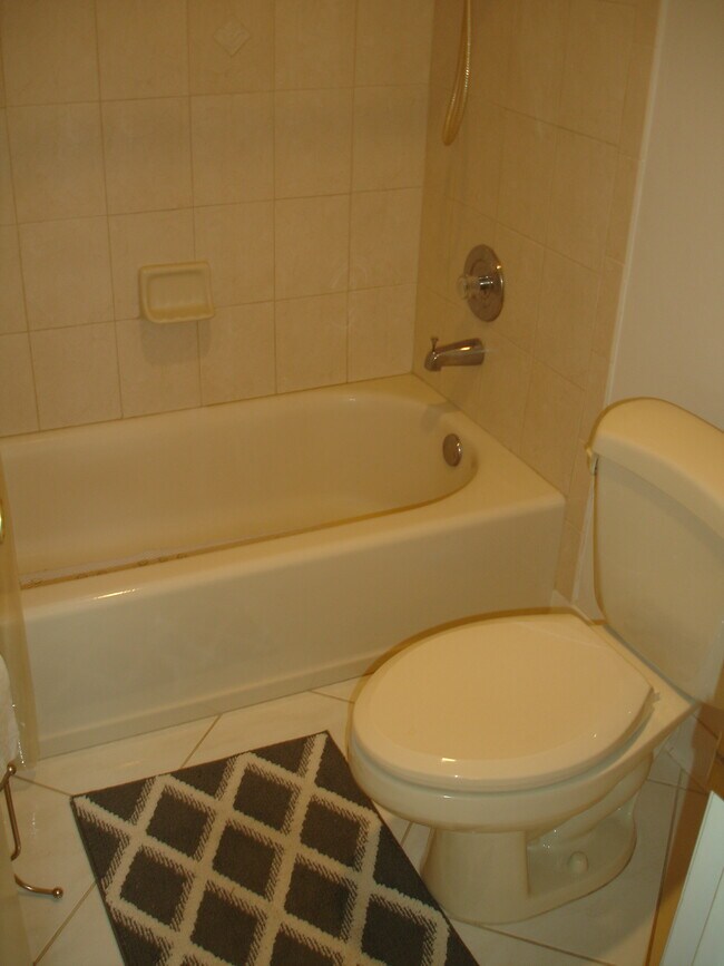 Building Photo - 1111 Boxwood Dr