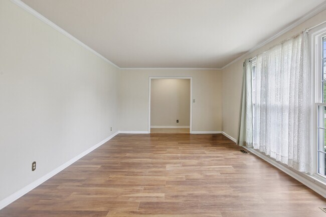 Building Photo - 8024 Regency Dr