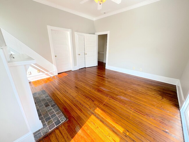 Building Photo - 313 W 33rd St