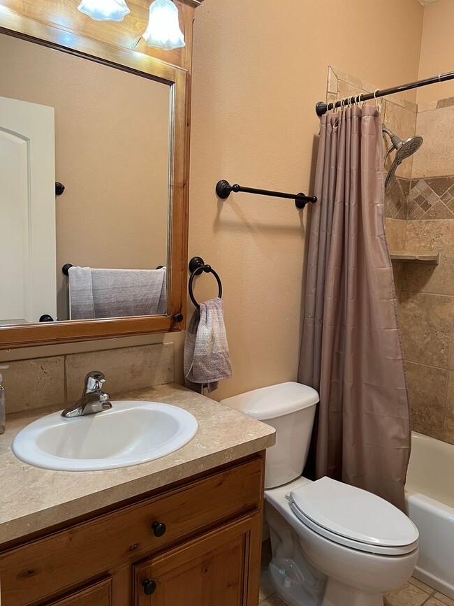 Building Photo - **$100 OFF FIRST MONTHS RENT!** Stunning 5 bed 3.5 bath twin-home on the Rexburg Hill