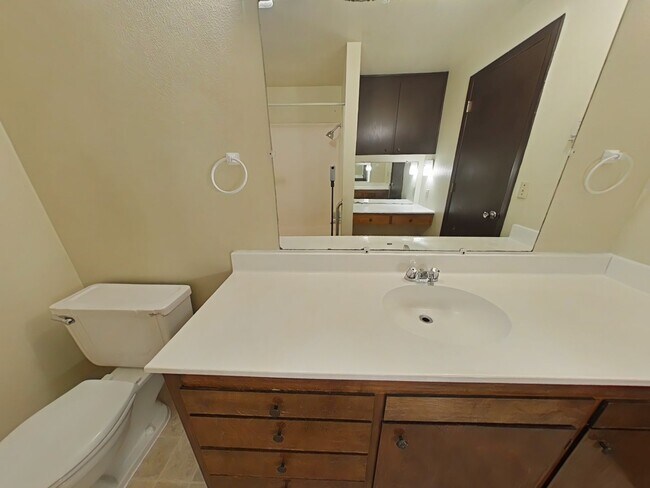 Building Photo - 2 Bedroom Apartment ~ Albany ~ Small Pet F...