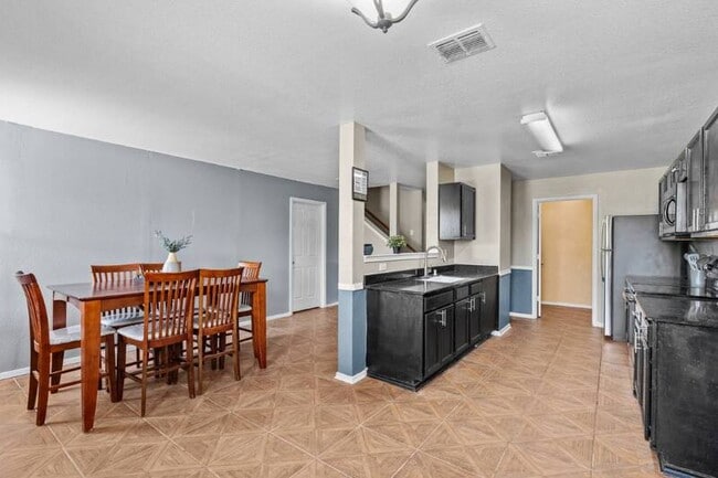 Building Photo - 1129 Bumble Bee Dr