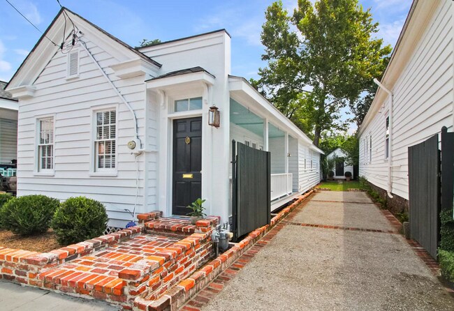 Building Photo - Charming Updated Three Bedroom Home Downtown