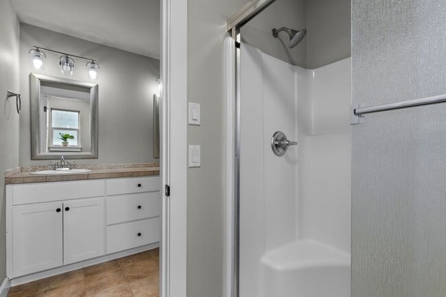 Building Photo - Beautiful SE Bend Home | Spacious Floorplan | Fenced Backyard | Near Parks & Trails