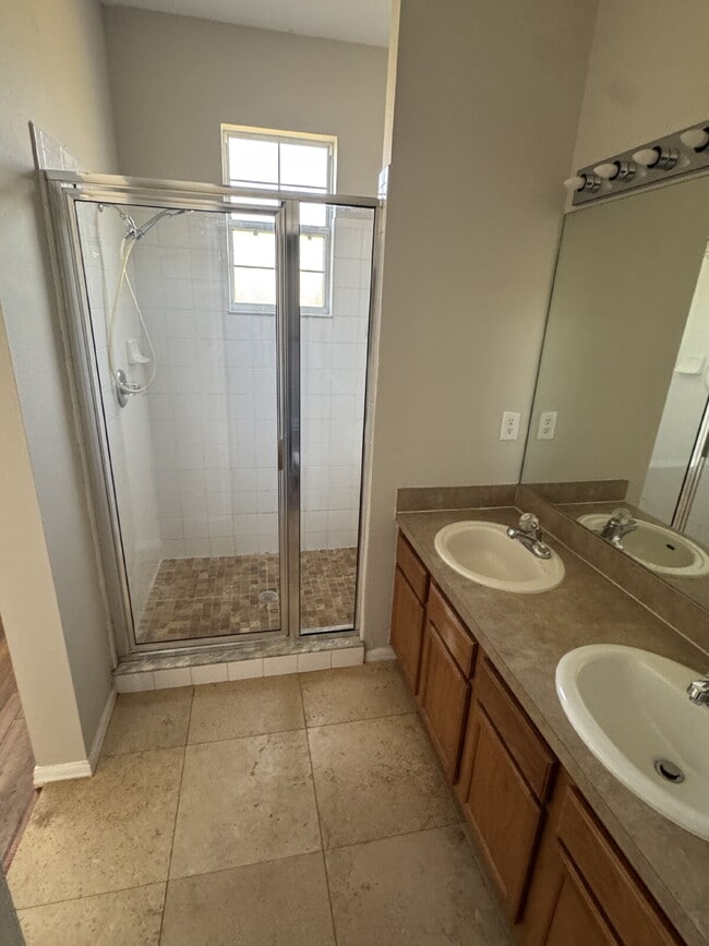 Building Photo - "Charming 3-Bed Oasis in Tampa's Heart – Spacious 1,443 Sq. Ft. with 2.5 Baths!"