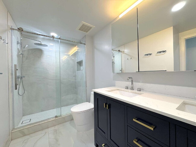 Building Photo - "Chic Urban Retreat: Stylish 1-Bed Condo with Hardwood Elegance in the Heart of Alexandria!"