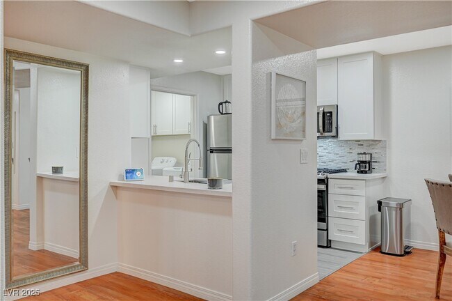 Building Photo - 950 Seven Hills Dr