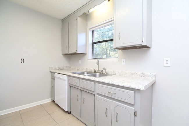 Building Photo - 3BR/2BA with Garage & Fenced Yard – Availa...