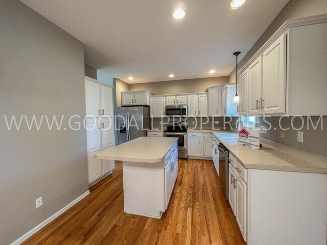 Building Photo - 3 Bedroom Single-Family home in West Des Moines with a fully fenced in yard!
