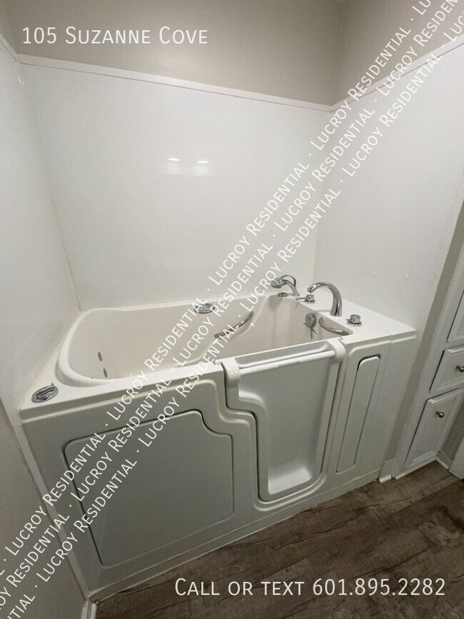 Building Photo - Updated 4-Bedroom Duplex with Fireplace in...