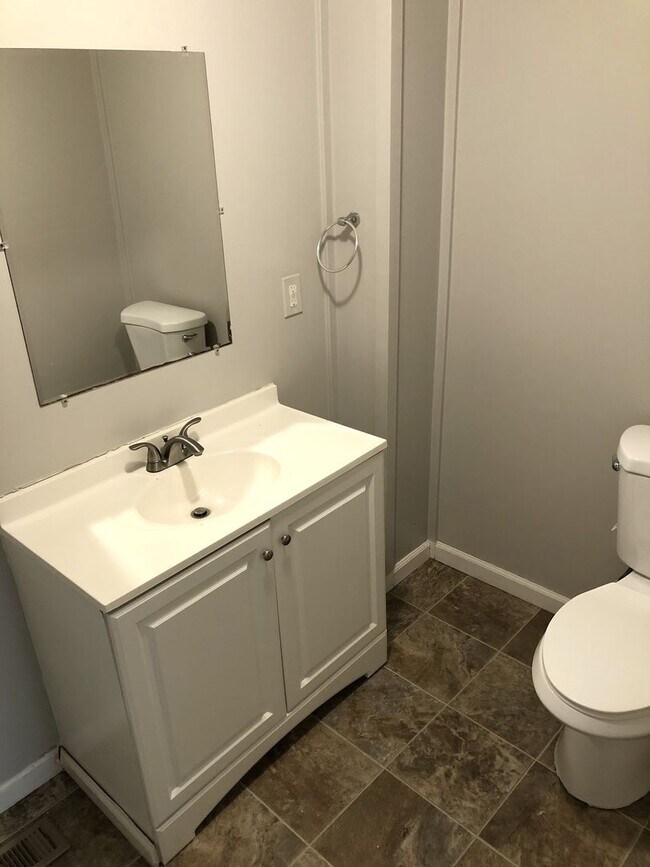 Building Photo - 2 Bed, 1 Bath, BONUS ROOM!!