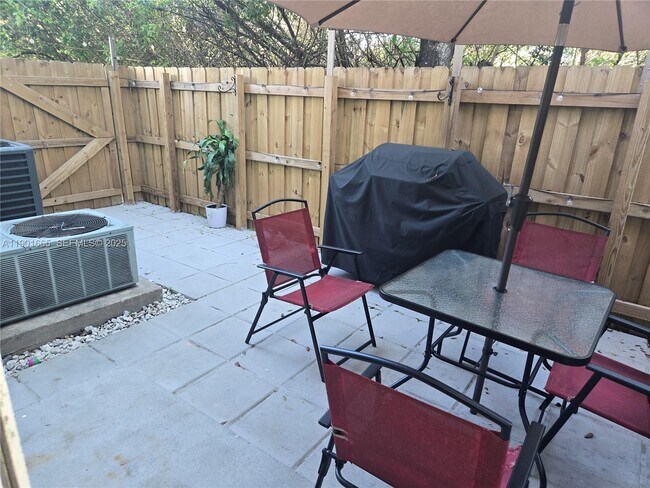 Building Photo - 2731 SE 17th Ave