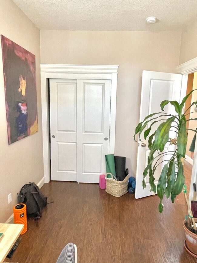 Building Photo - Corner unit townhouse in Piedmont condominium community