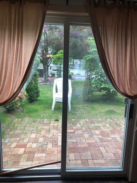 Dining/living room Patio - 120 Courtyard Ln