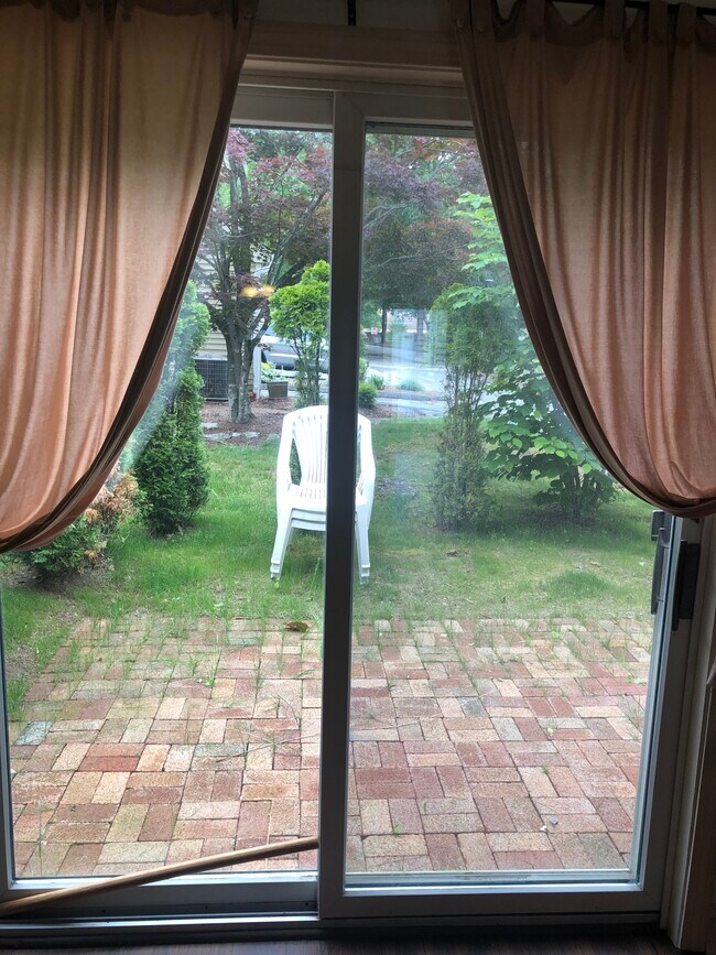 Dining/living room Patio - 120 Courtyard Ln