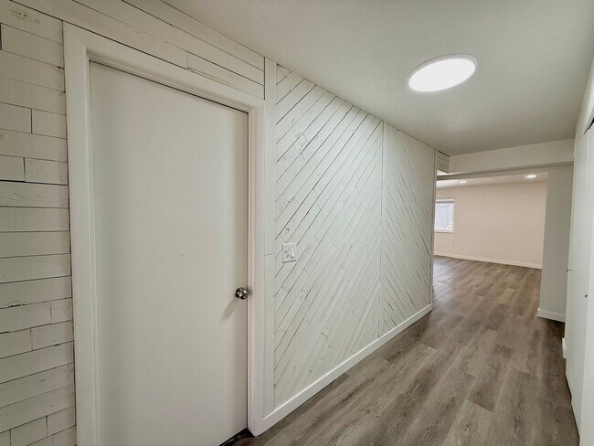 Building Photo - Open House June 20th | 3 Bedroom Townhome in Holladay