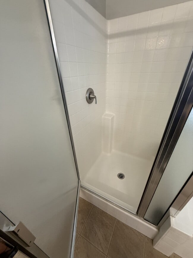 Building Photo - Beautiful and Spacious Newly Remolded ADU with Private Entrance - Newly painted, new appliances -...