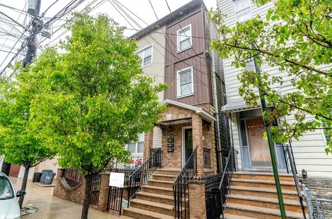 Primary Photo - 118 40th St