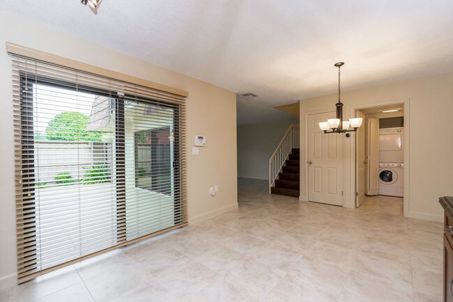 Building Photo - 818 8th Ct