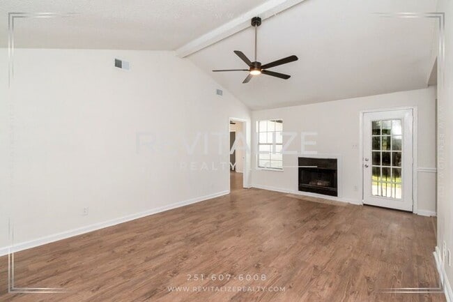 Building Photo - 6513 Victoria Pl S