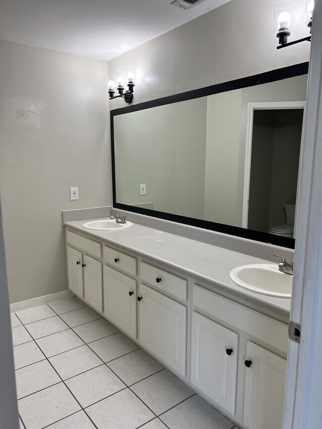 Building Photo - 160 Nicole Ln