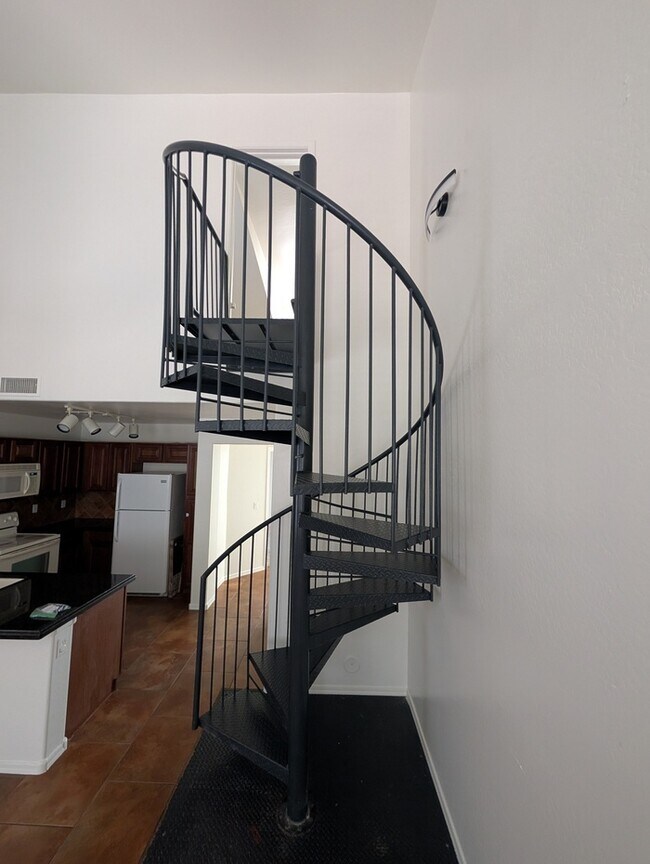 Building Photo - Tramonto Townhome - Tri-level