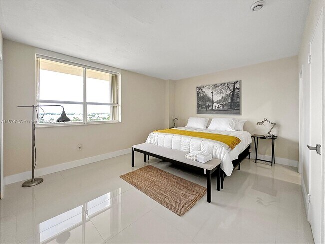 Building Photo - 10185 Collins Ave
