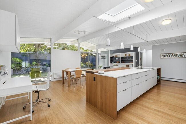 Building Photo - Beautifully Remodeled, Furnished 3 Bed + Office, 2 Bath Home- Available Short Term Only!