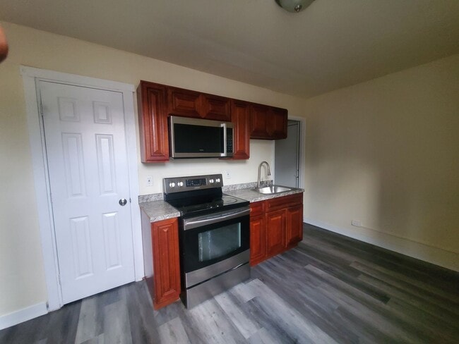 Building Photo - 347 N 7th St