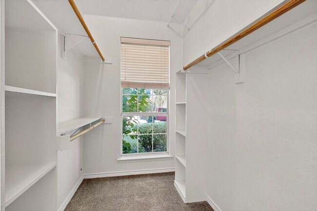 Building Photo - Spacious & Stylish Home in Quail Run-North...