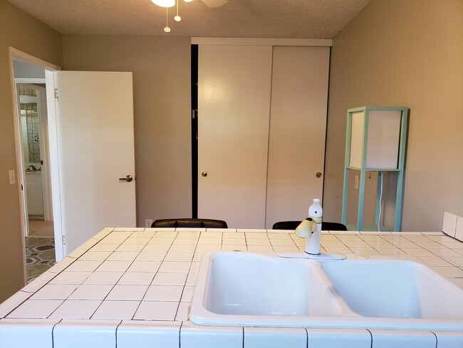 Building Photo - 5005-Side Studio