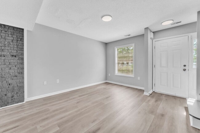 Building Photo - *NEWLY RENOVATED* 2 Bedroom Townhouse in D...