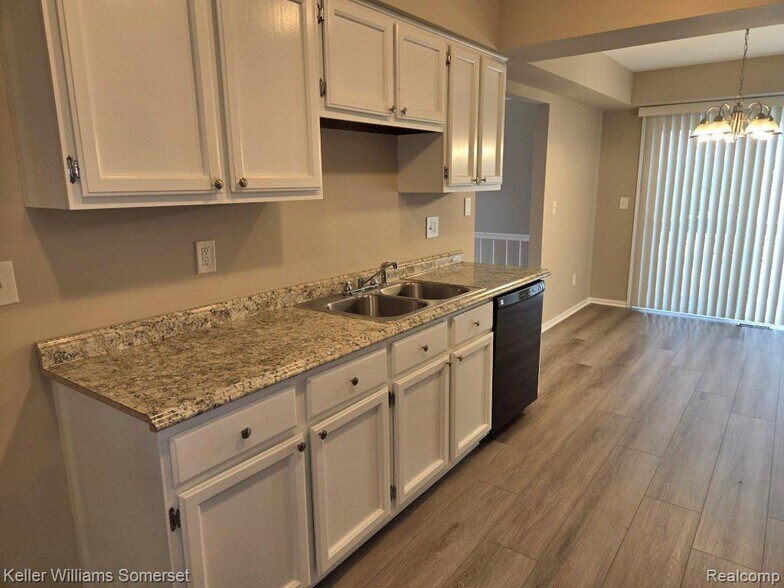 Building Photo - 71 Meadow Wood Dr