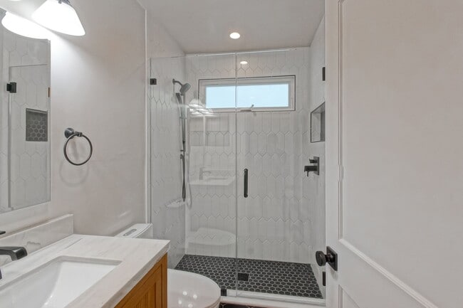 Building Photo - Completely Remodeled, Bright & Airy 3BR2BA...