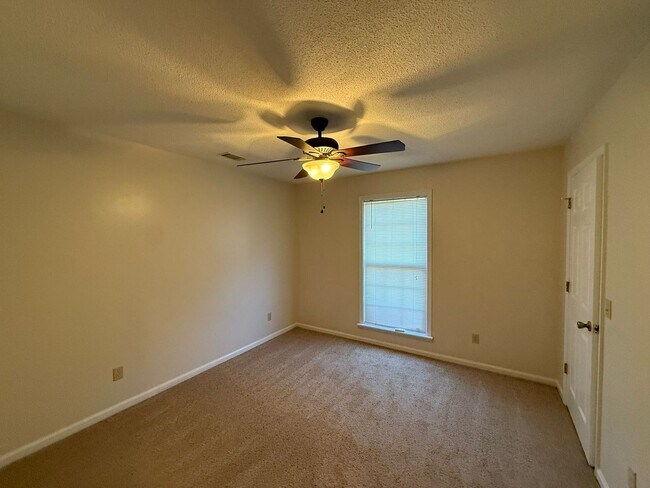 Building Photo - 512 Whistlestop Cir