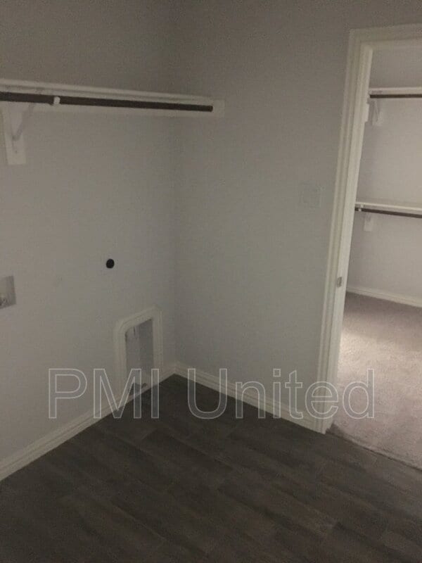 Building Photo - 3005 Cliffview Dr
