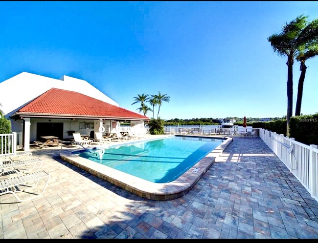 Heated pool, lounge chairs - 19111 Vista Bay Dr