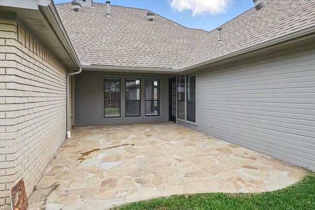 Building Photo - 501 Meadowood Ln