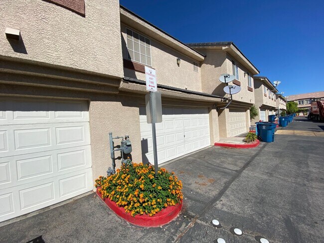 Building Photo - Charming 2 Bed/3Bath/2 Car Garage, Townhom...