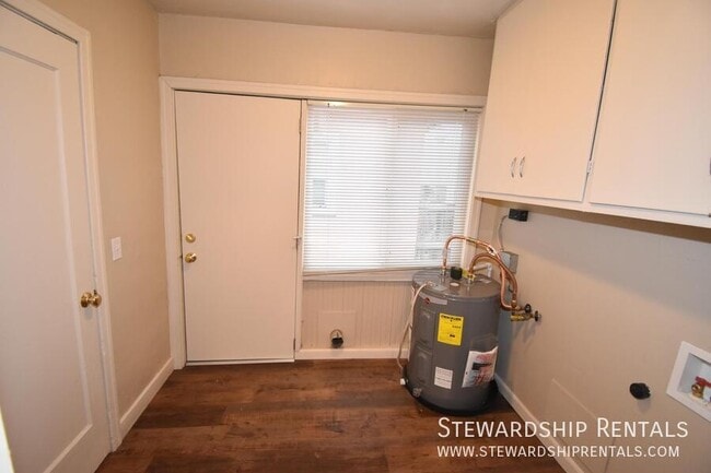 Building Photo - 1376 W 6th Ave