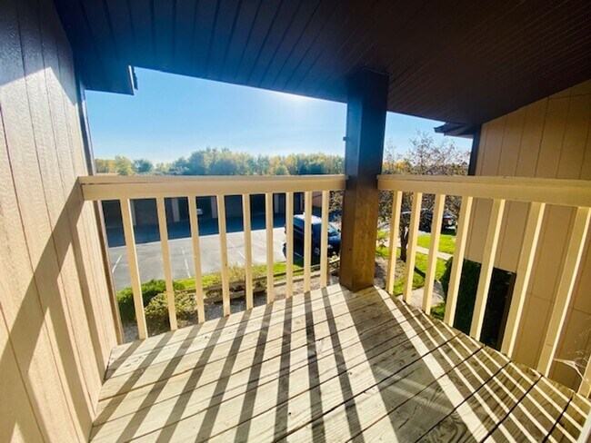 Building Photo - Spacious 1 Bedroom 1 Bath Upper Apartment Available Now!