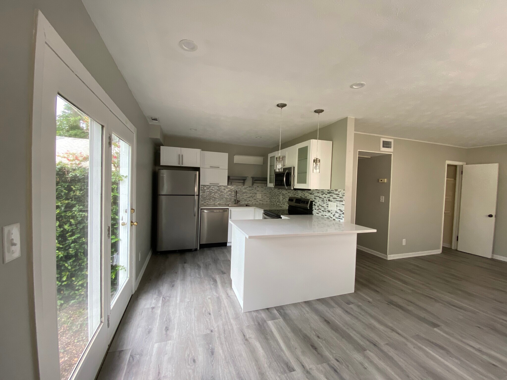 Kitchen and dining nook - 3221 Herschel Street