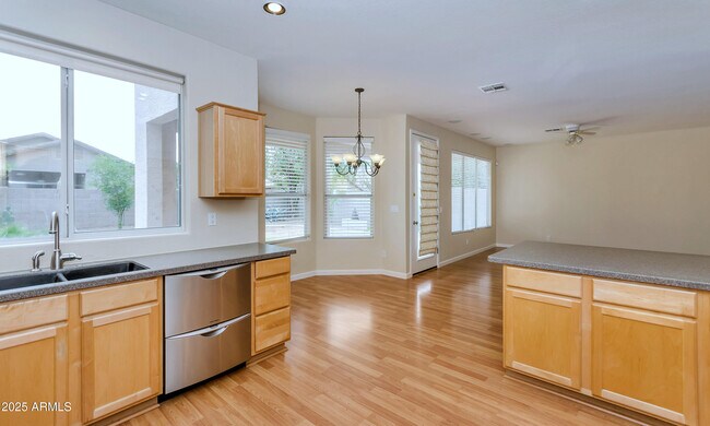 Building Photo - 413 W Weatherby Pl
